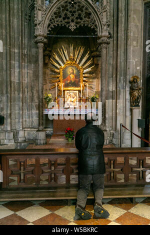 Menschen Blick vom Sonntag religiöse Zeremonie im Stephansdom in Wien, Österreich. Stockfoto