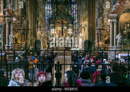 Menschen Blick vom Sonntag religiöse Zeremonie im Stephansdom in Wien, Österreich. Stockfoto