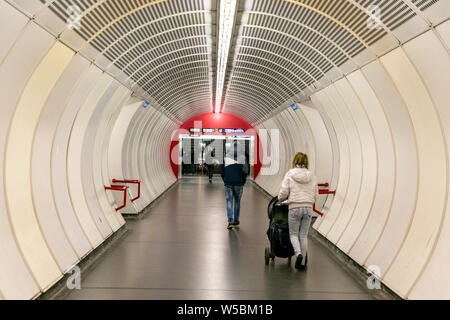 Leute von der Wiener U-Bahn Stationen wo ist einer der beiden Rapid Transit Systeme und betreibt fünf U-Bahnlinien für Wien, Österreich Stockfoto