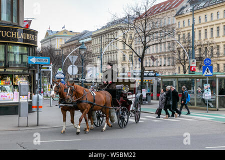 Leere Pferdekutsche auf der Suche nach Kunde auf Wiens Straßen. Romantisches Wien Kutschfahrten ganz unter Touristen in Wien, Österreich beliebt ist. Stockfoto