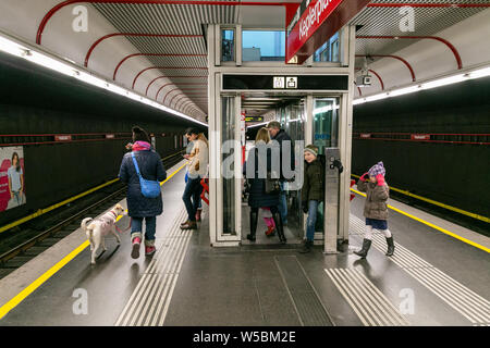 Leute von der Wiener U-Bahn Stationen wo ist einer der beiden Rapid Transit Systeme und betreibt fünf U-Bahnlinien für Wien, Österreich Stockfoto