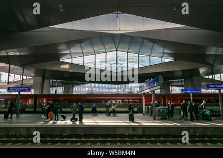 Ansicht der Flugreisenden, die vom Wien Hauptbahnhof Bahnhof. Hauptbahnhof ist der wichtigste Bahnhof in Wien, Österreich. Stockfoto