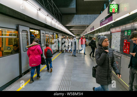 Leute von der Wiener U-Bahn Stationen wo ist einer der beiden Rapid Transit Systeme und betreibt fünf U-Bahnlinien für Wien, Österreich Stockfoto