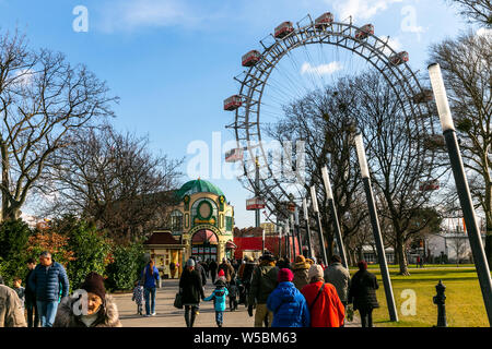 Haupteingang Ansicht mit Menschen der Prater. Wiener Prater ist eine große öffentliche Amusement Park im 2. Wiener Bezirk in Wien, Österreich. Stockfoto