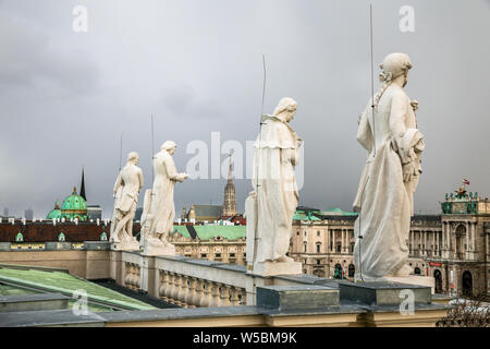 Statuen von berühmten Wissenschaftlern, auf dem Dach des Naturhistorischen Museums Ansicht mit einem schönen Stadtbild in Wien, Österreich. Stockfoto