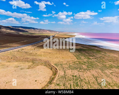 Luftaufnahme von See Tuz, Tuz Golu. Salt Lake. Rot, Rosa Salz Wasser. Er ist der zweitgrößte See in der Türkei und einer der größten hypersaline Seen Stockfoto