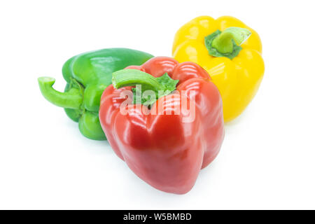 Gelb, Rot, Grün, Paprika oder süßer Pfeffer oder Paprika auf weißem Hintergrund mit Freistellungspfad isoliert. Stockfoto