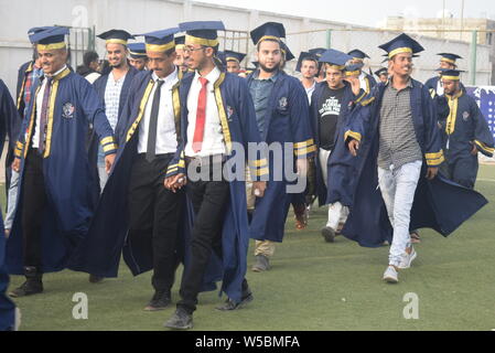 Aden, Jemen. 27. Juli, 2019. Jemenitische Hochschulabsolventen teilnehmen, eine grosse Feier in ein Sportstadion in Aden, Jemen, am 27. Juli 2019. Hunderte von Hochschulabsolventen in der südlichen Hafenstadt Aden haben zusammen mit ihren Familien und Freunden in einem Stadion versammelten ihre Feier Festival zu besuchen. Allerdings Jahre tödlichen Konflikt zwischen der jemenitischen Regierung und der Houthi Rebels drehte ihre absolventenfeier in eine Zeit der Enttäuschung und Verwirrung statt Freude und hohen Erwartungen. (Foto von Murad Abdo/Xinhua) GEHEN MIT 'Fe Quelle: Xinhua/Alamy Stockfoto