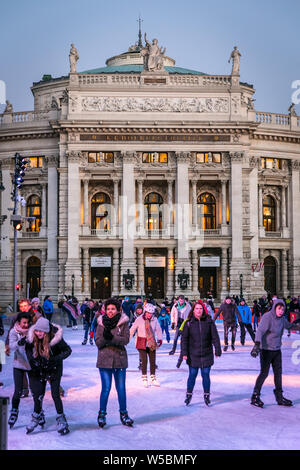 Masse der Leute Eislaufen vor dem Rathausplatz, die in eine riesige Eisfläche von Januar bis März in Wien, die Hauptstadt Österreichs umgewandelt wird. Stockfoto