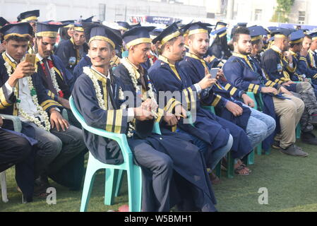 Aden, Jemen. 27. Juli, 2019. Jemenitische Hochschulabsolventen teilnehmen, eine grosse Feier in ein Sportstadion in Aden, Jemen, am 27. Juli 2019. Hunderte von Hochschulabsolventen in der südlichen Hafenstadt Aden haben zusammen mit ihren Familien und Freunden in einem Stadion versammelten ihre Feier Festival zu besuchen. Allerdings Jahre tödlichen Konflikt zwischen der jemenitischen Regierung und der Houthi Rebels drehte ihre absolventenfeier in eine Zeit der Enttäuschung und Verwirrung statt Freude und hohen Erwartungen. (Foto von Murad Abdo/Xinhua) GEHEN MIT 'Fe Quelle: Xinhua/Alamy Stockfoto