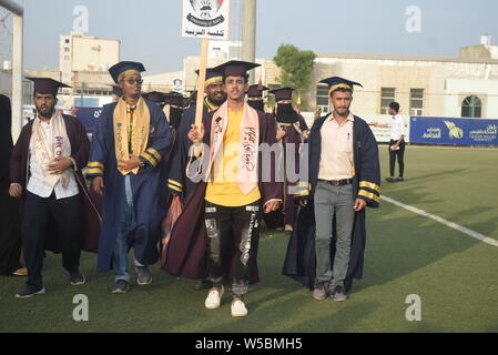 Aden, Jemen. 27. Juli, 2019. Jemenitische Hochschulabsolventen teilnehmen, eine grosse Feier in ein Sportstadion in Aden, Jemen, am 27. Juli 2019. Hunderte von Hochschulabsolventen in der südlichen Hafenstadt Aden haben zusammen mit ihren Familien und Freunden in einem Stadion versammelten ihre Feier Festival zu besuchen. Allerdings Jahre tödlichen Konflikt zwischen der jemenitischen Regierung und der Houthi Rebels drehte ihre absolventenfeier in eine Zeit der Enttäuschung und Verwirrung statt Freude und hohen Erwartungen. (Foto von Murad Abdo/Xinhua) GEHEN MIT 'Fe Quelle: Xinhua/Alamy Stockfoto