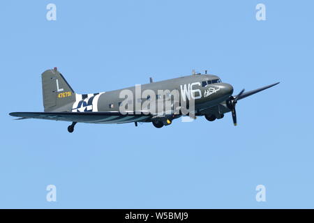 Lyon Air Museum C-47 Dakota, die auch als "Willa Dean", Fliegen während des Großen pazifischen Airshow in Huntington Beach, Kalifornien am 19. Oktober 2018 bekannt Stockfoto