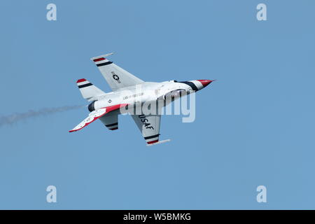 Air Force Thunderbirds F16 C Fighting Falcon an der großen pazifischen Airshow in Huntington Beach, Kalifornien am 19. Oktober 2018 Stockfoto