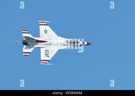 Air Force Thunderbirds F16 C Fighting Falcon an der großen pazifischen Airshow in Huntington Beach, Kalifornien am 19. Oktober 2018 Stockfoto