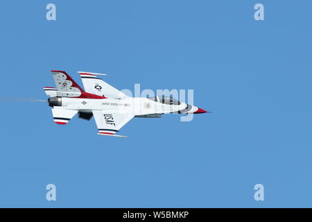 Air Force Thunderbirds F16 C Fighting Falcon an der großen pazifischen Airshow in Huntington Beach, Kalifornien am 19. Oktober 2018 Stockfoto