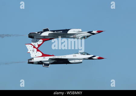 Air Force Thunderbirds Durchführen einer Calypso Pass in ihren F16C an der großen pazifischen Airshow in Huntington Beach, Kalifornien am 19. Oktober 2018 Stockfoto