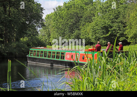 Wenn Sie einen Kanal Boot auf der Basingstoke Canal, Odiham, Hampshire UK Stockfoto