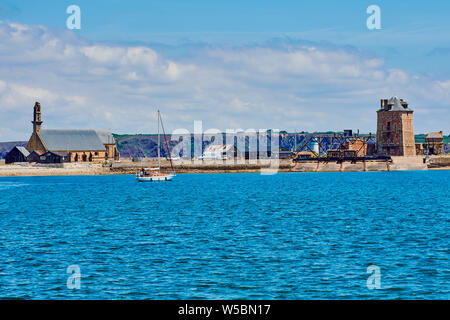 Camaret-sur-Mer, Frankreich - 13. Juli 2019: Wahrzeichen von Camaret-sur-Mer mit dem Vauban Turm, ist eine Küste defensive mittelalterlichen Turm in der Bretagne, Stockfoto