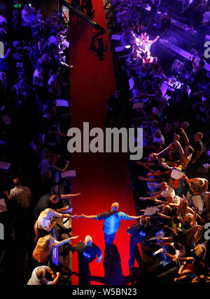 Daryl Gurney vor seinem Spiel gegen Steve Beaton am 9. Tag der Paddy