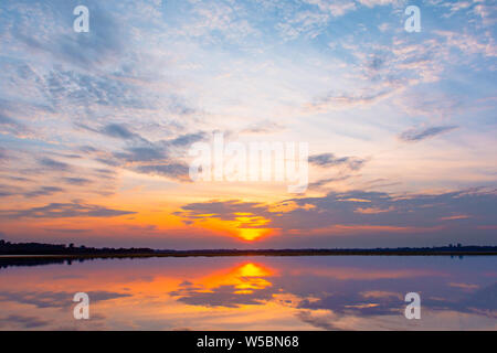 Sonnenuntergang Reflexion Lagune. schönen Sonnenuntergang hinter den Wolken und blauer Himmel über der Lagune Landschaft Hintergrund. dramatische Himmel mit Wolken an sunse Stockfoto