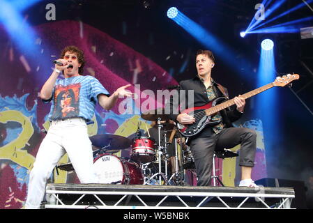 Britische Band, Don Broco führt bei Fahrzeug Music Festival - Tag zwei an Hall Farm, Steventon in der Nähe von Oxford. Stockfoto