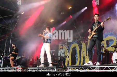 Britische Band, Don Broco führt bei Fahrzeug Music Festival - Tag zwei an Hall Farm, Steventon in der Nähe von Oxford. Stockfoto