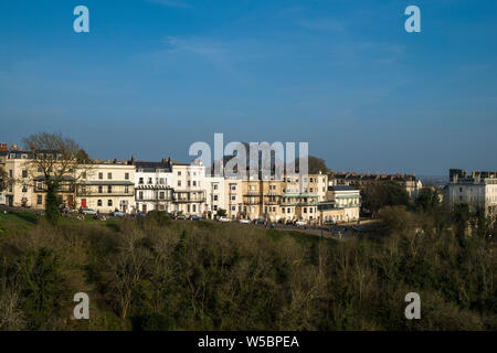 Blick von der Clifton Suspension Bridge herüber zu Dorf Clifton, England, Großbritannien Stockfoto