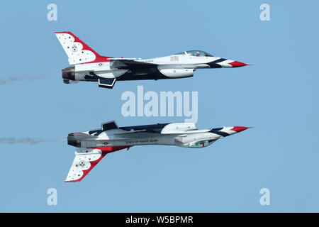 Air Force Thunderbirds Durchführen einer Reflexion Pass in ihren F16C an der großen pazifischen Airshow in Huntington Beach, Kalifornien am 19. Oktober 2018 Stockfoto