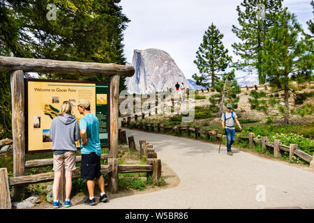 Juni 27, 2019 Yosemite Nationalpark/CA/USA - unbekannter Menschen besuchen Glacier Point; Half Dome im Hintergrund sichtbar Stockfoto