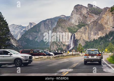 Juni 27, 2019 Yosemite Nationalpark/CA/USA-Touristen am Tunnel View vista Point versammelt; Bridalveil Fall und Half Dome sichtbar im Hinterg Stockfoto