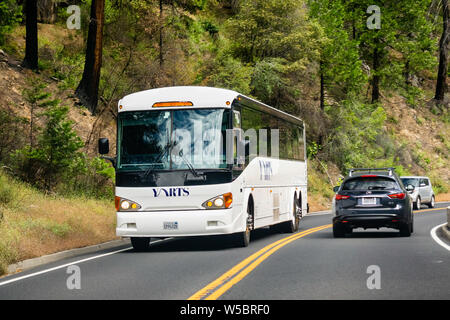 Juni 28, 2019 Yosemite Nationalpark/CA/USA - YARTS (Yosemite Area Regional Transport System) Bus durch Yosemite reisen; YARTS bietet Stockfoto