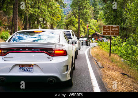 Juni 28, 2019 Yosemite Nationalpark/CA/USA - busy Eingang zum Yosemite National Park, mit Autos in der Schlange, um eine Genehmigung einholen Stockfoto