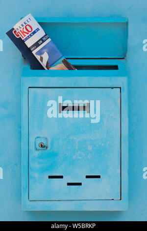 Mailbox mit Magazin, Zeitschrift. Postal Service Konzept. Sicherheit personenbezogener Daten Hintergrund. Mail mit Zeitung, Zeitschrift. E-Mail Türen Hintergrund. Werbung Konzept Stockfoto