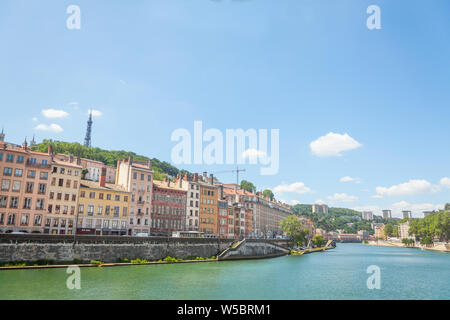 LYON, Frankreich - 14 Juli, 2019: Panorama der Saône und die Quais de Saone Ufer und Fluss im Stadtzentrum von Lyon, in der Nähe der Colline d Stockfoto