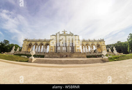 Österreich, Wien - Juni 4, 2019: Weitwinkel von der Gloriette in Schönbrunn Schlossgarten Stockfoto