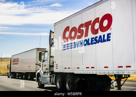 Juni 28, 2019 Stockton/CA/USA - Marke Costco Wholesale Lkw fahren auf der Autobahn Stockfoto