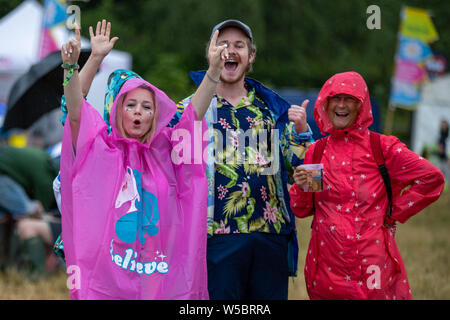 Standon, UK. Samstag, 27. Juli 2019. Eine Gruppe von Freunden lassen nicht die, ob es Geister dämpfen bei Standon Calling in der malerischen Landschaft von standon Herrschaft © Jason Richardson/Alamy Leben Nachrichten festlegen Stockfoto