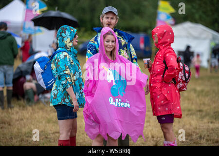Standon, UK. Samstag, 27. Juli 2019. Eine Gruppe von Freunden lassen nicht die, ob es Geister dämpfen bei Standon Calling in der malerischen Landschaft von standon Herrschaft © Jason Richardson/Alamy Leben Nachrichten festlegen Stockfoto