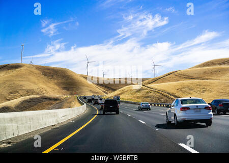 Juni 28, 2019 Livermore/CA/USA - Autos in Richtung Altamont Pass im Osten von der San Francisco Bay Area; Windkraftanlagen im Hintergrund sichtbar, auf Hi Stockfoto
