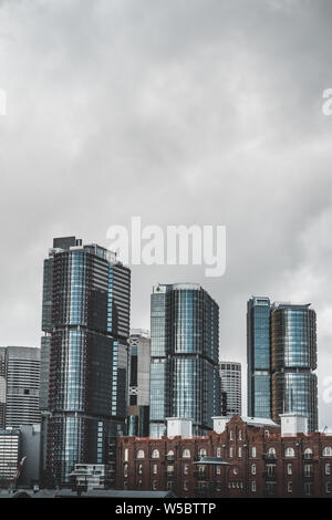 Pyrmont, New South Wales - Juni 24th, 2019: Graue Wolken hängen über der drei Türme in Barangaroo. Stockfoto