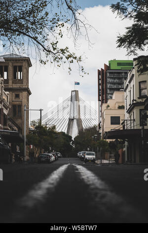 Pyrmont, New South Wales - Juni 24th, 2019: Anzac Bridge die Gebäude an der John Street, Pyrmont eingerahmt. Stockfoto