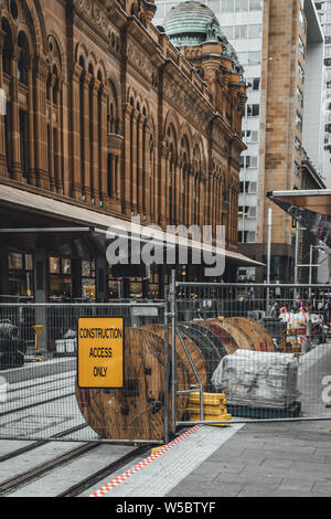 Stadtzentrum von Sydney, New South Wales - Juni 23., 2019: Die umzäunten Queen Victoria Building stop Der noch unter Konstruktion Sydney Light Rail Projekt. Stockfoto