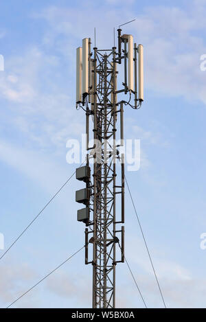 Mobilfunk Basisstation mit Panel Antennen gegen den blauen Himmel Stockfoto