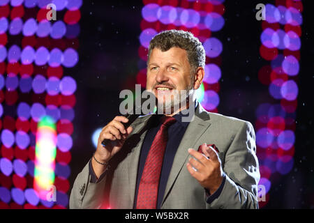 Bad Kleinkichheim, Österreich. 26. Juli, 2019. Semino Rossi führt an der Generalprobe für die Volksmusik Sendung "Wenn die Musi spielt". Die Open Air Show wird live auf ORF und MDR-Fernsehen am 27.07.2019 ausgestrahlt werden. Credit: Bodo Schackow/dpa/Alamy leben Nachrichten Stockfoto