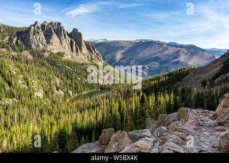 Mit Blick auf den See und die Odessa Giebel vom See Helene nach Odessa Trail im Rocky Mountain National Park, Colorado. Stockfoto