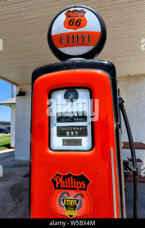 Ein Phillips 66 gas Pumpe steht an lucille's Service Station auf der Route 66 in Oklahoma. Stockfoto