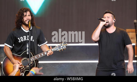 WANTAGH, NY - Nov 20: Dan Smyers (L) und Shay Mooney Dan + Shay in Konzert am 20. Juli 2019 an Jones Beach in Wantagh, New York. Stockfoto