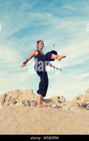 Frau üben von tai Chi in die Felsen. Stockfoto