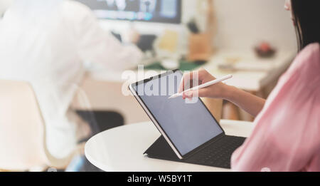 Eine Gruppe von jungen weiblichen Freelancer ihre bevorstehende Projekt im Büro Zimmer mit entspannter Atmosphäre Stockfoto