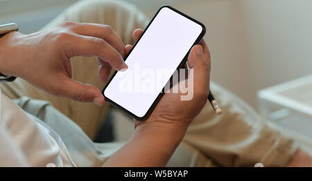 Nahaufnahme der Hände des Menschen holding Blank Screen smartphone Stockfoto